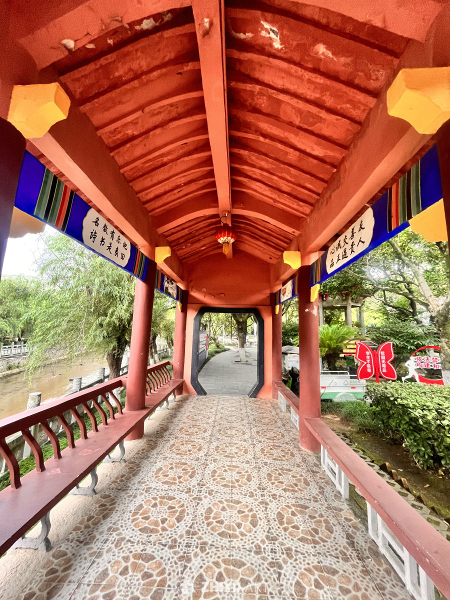 古色古香的廊桥