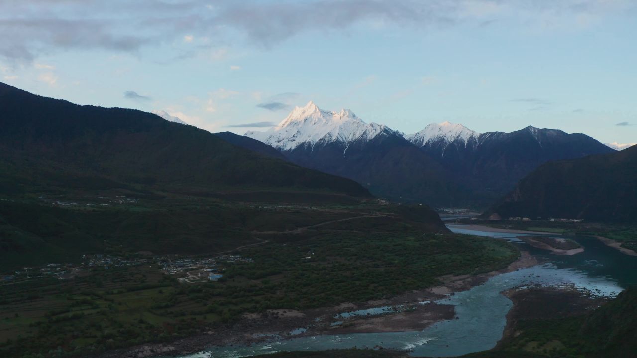 航拍雅鲁藏布大峡谷多雄拉山_左右平移