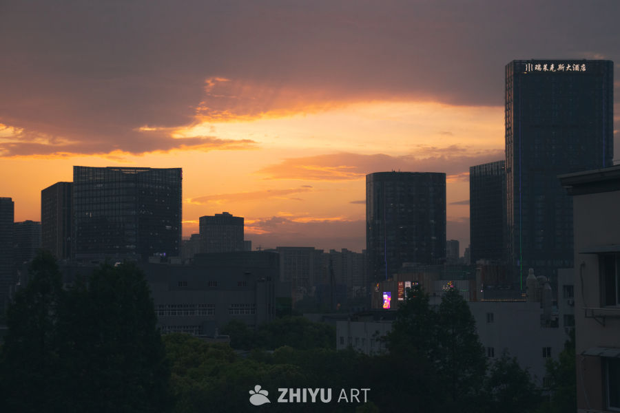 都市黄昏：高楼剪影与绚丽天空