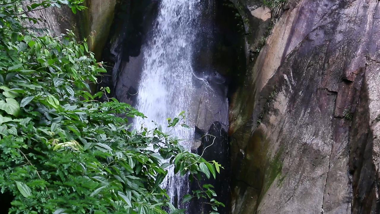 4k瀑布河流高山流水森林岩石大自然