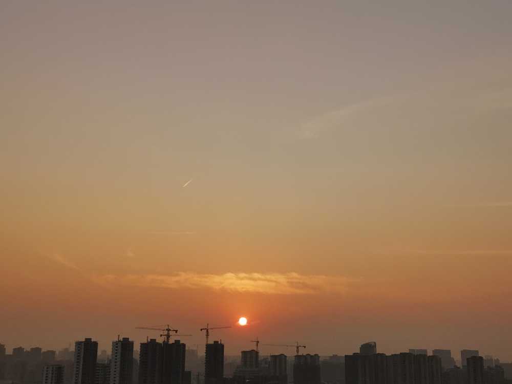 校园宿舍阳台的夕阳