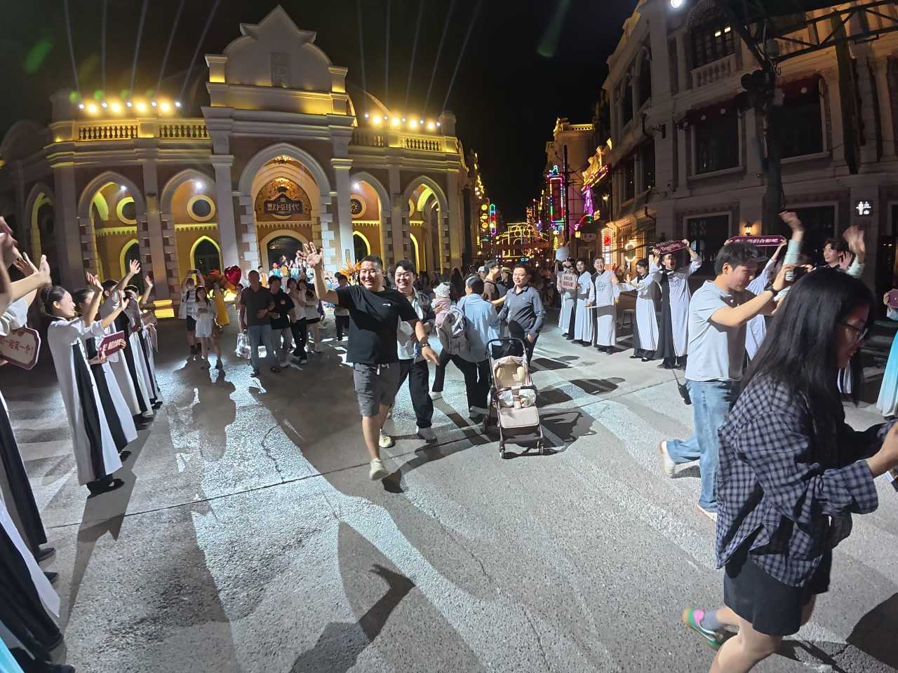 夜幕下的传统游行