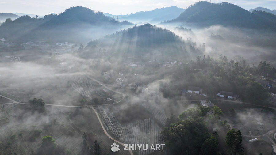 云雾缭绕的山峦美景 13