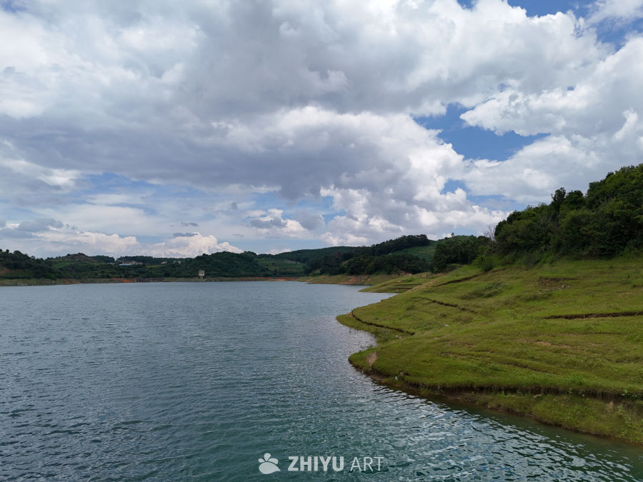 湖畔静谧时光