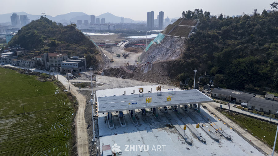 高速公路收费站与山丘