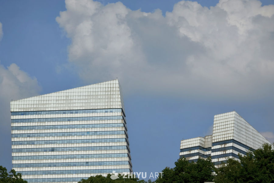 晴空里的城市建筑