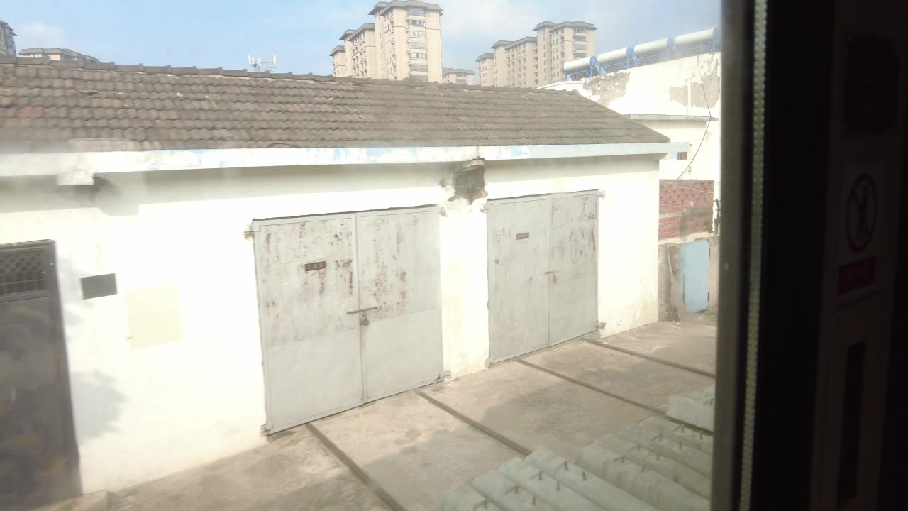 旅途风光蓝天白云高铁窗外实拍  