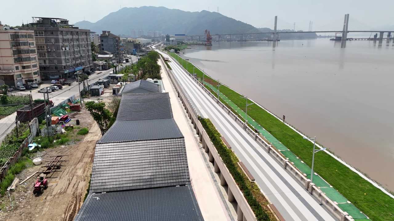 河畔城市的现代风貌