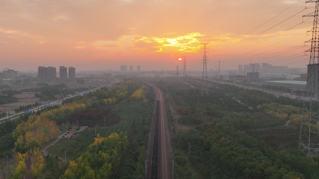 晨曦中的铁路之旅