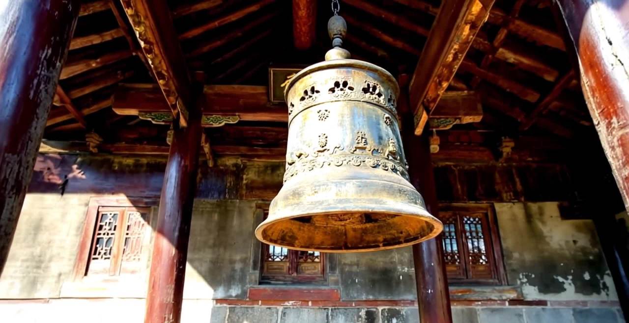 寺庙雕花木结构悬挂花纹图案铜钟