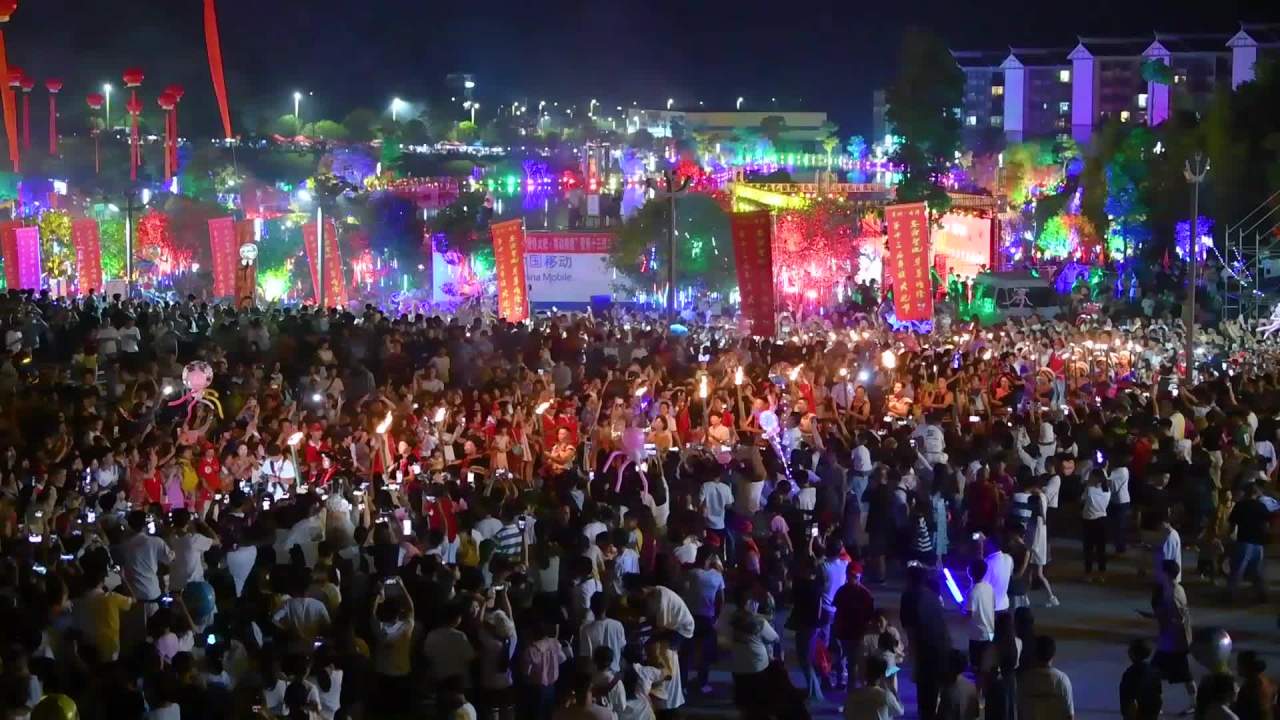 彝族火把节篝火晚会人群狂欢