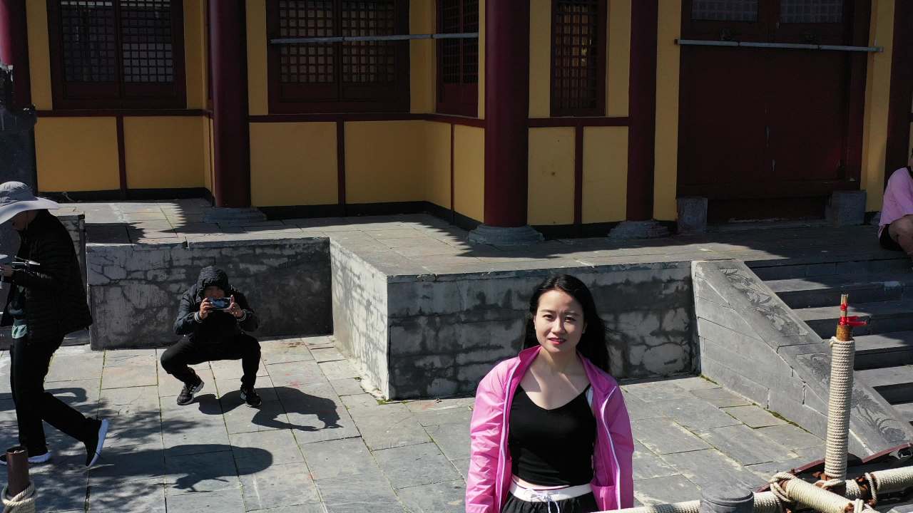 古建筑前的合影与山顶的壮丽景色