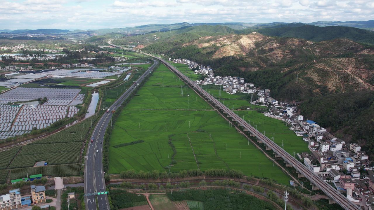 高速公路高铁交叉穿过水稻田