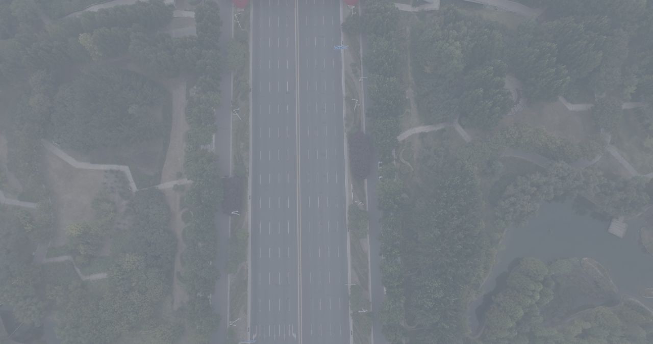 雾中城市的静谧