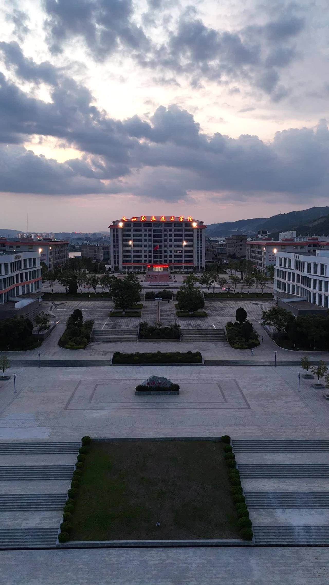夕阳下的大学校园