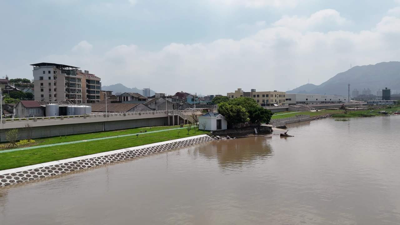 河畔城市风光