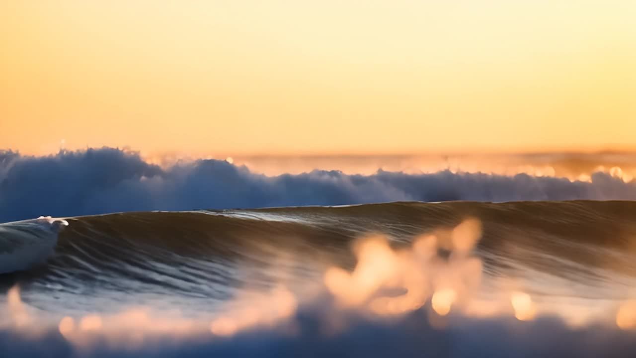 在日出时分的海景中，近海滩地面的视角捕捉到了一波波