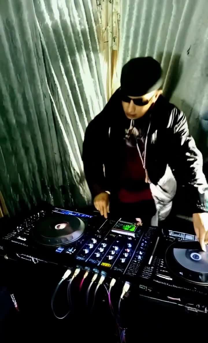 调音师操作调音台控制音乐