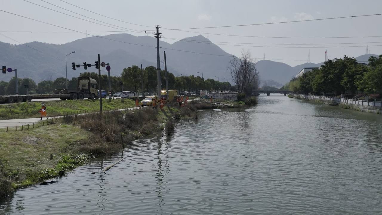 河边施工的宁静场景