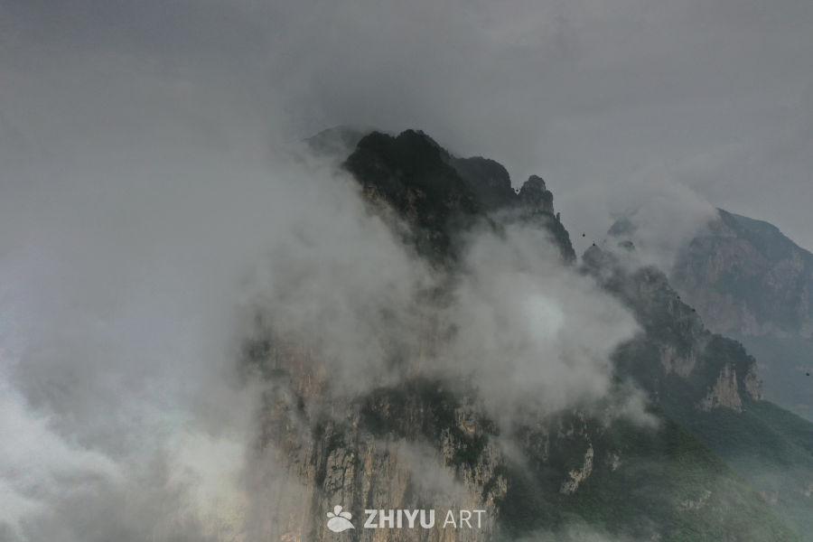 云海中的山峰