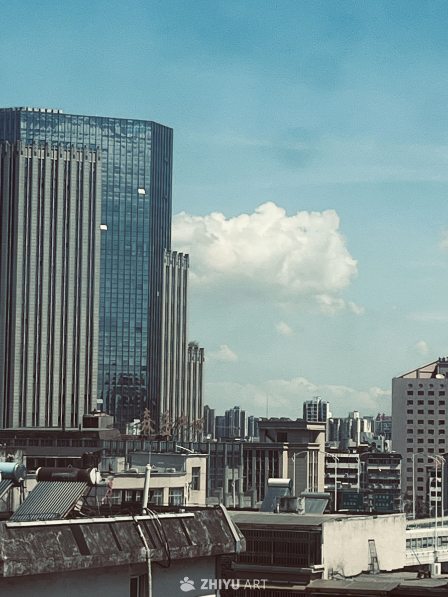 都市晴空下的高楼