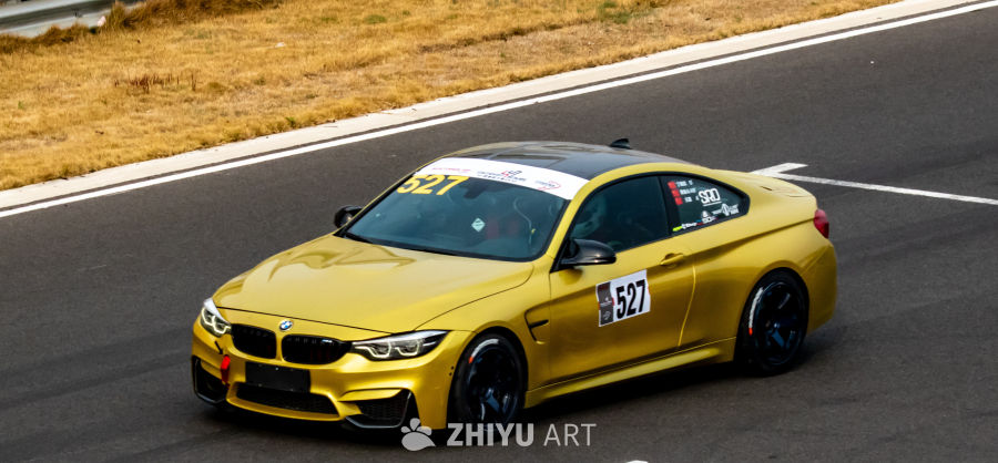 黄色宝马赛道疾驰