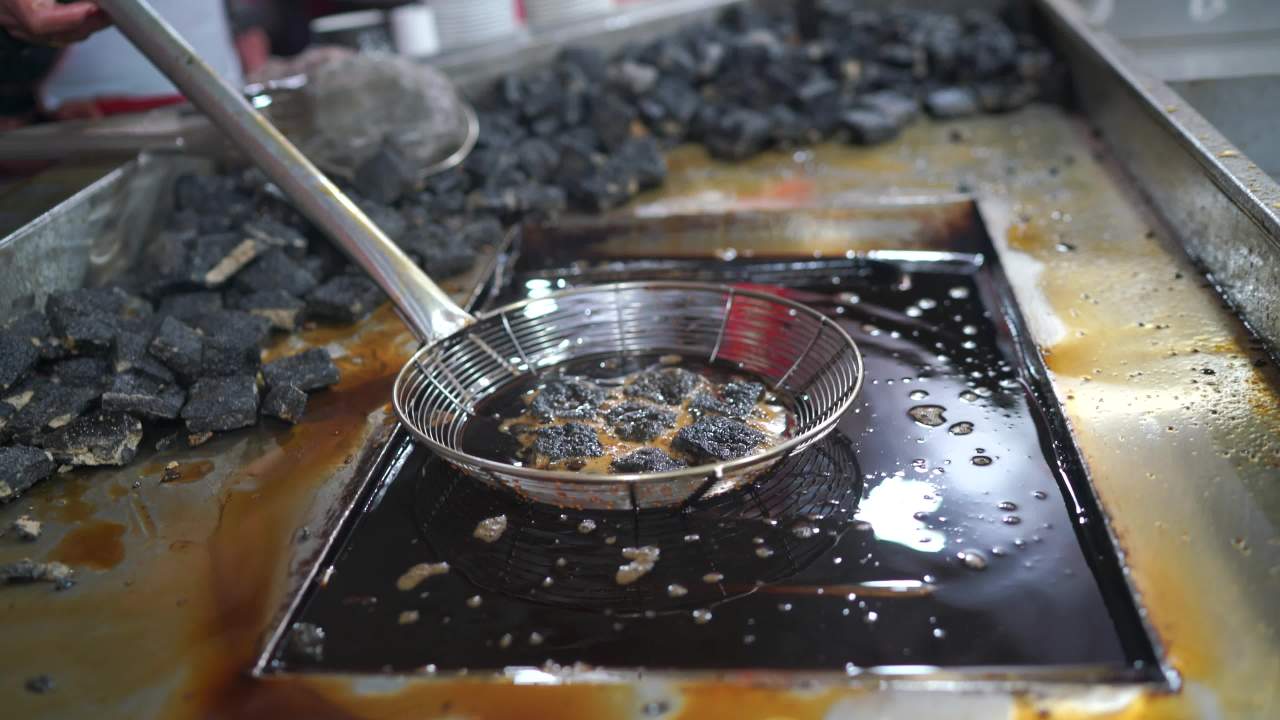 街头油炸黑豆腐