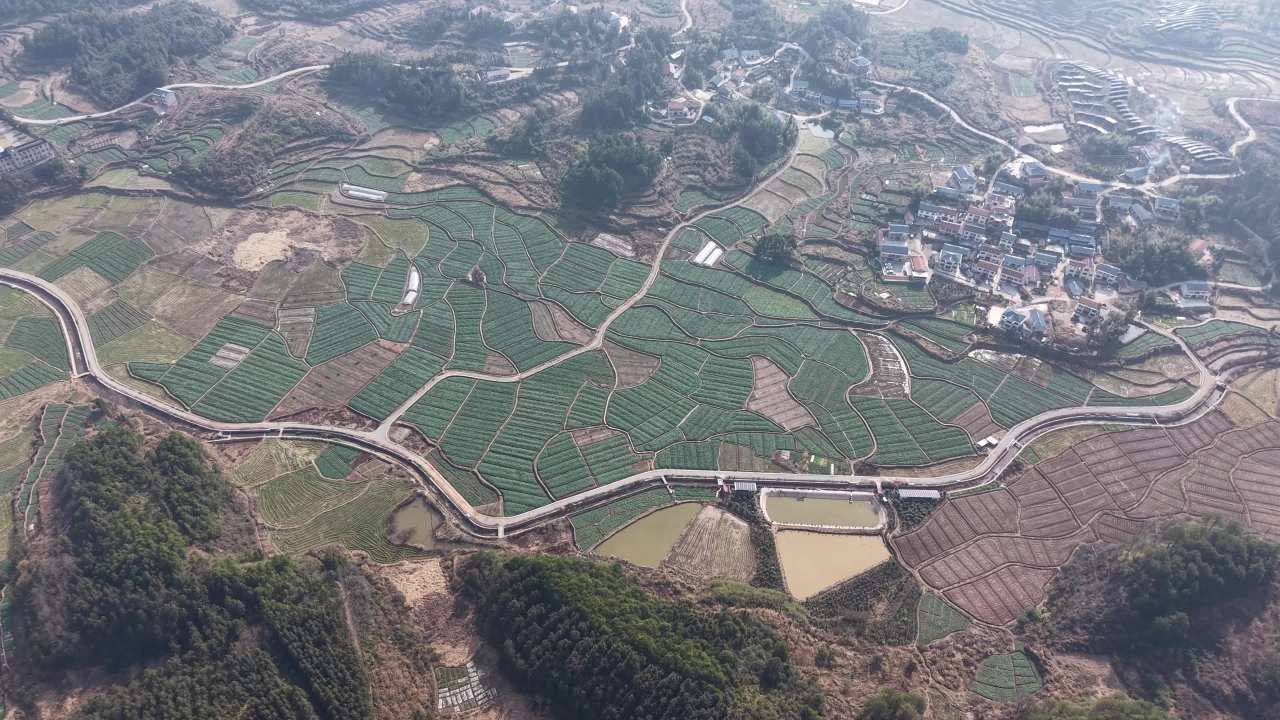 山水间的田园风光