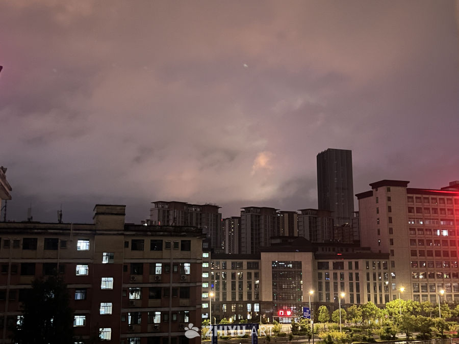 城市夜景下的静谧时光