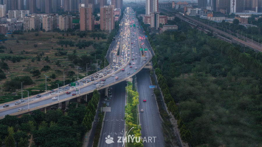 城市黄昏交通图景