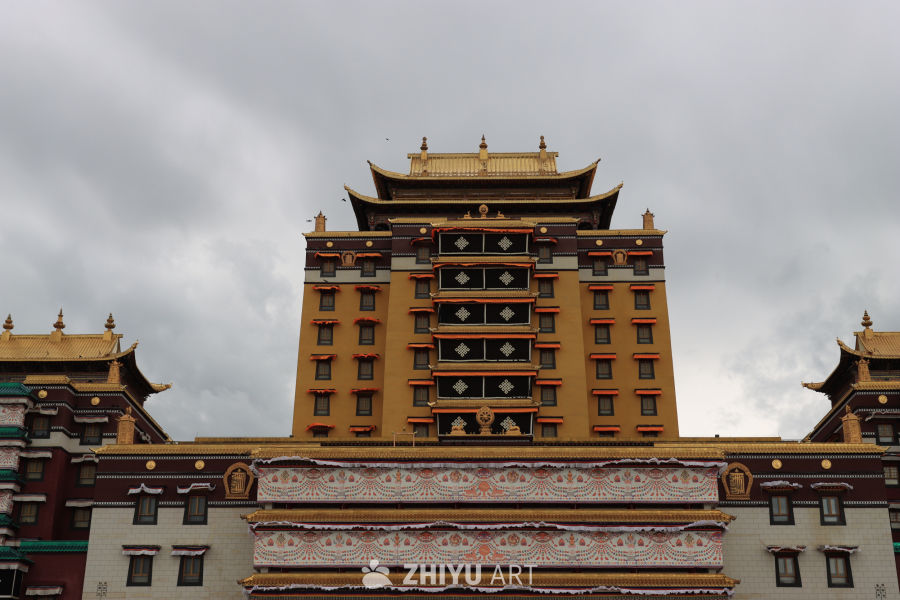 宏伟的藏式寺庙建筑