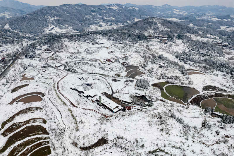 田园乡村冬天雪景航拍图 