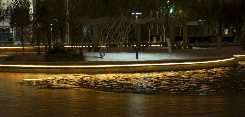 夜晚湖边灯光