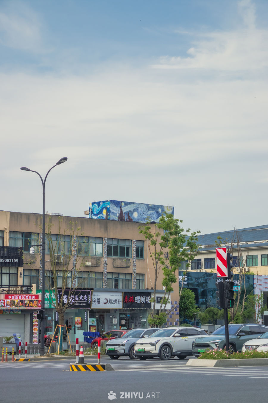 街头梵高壁画与现代街景