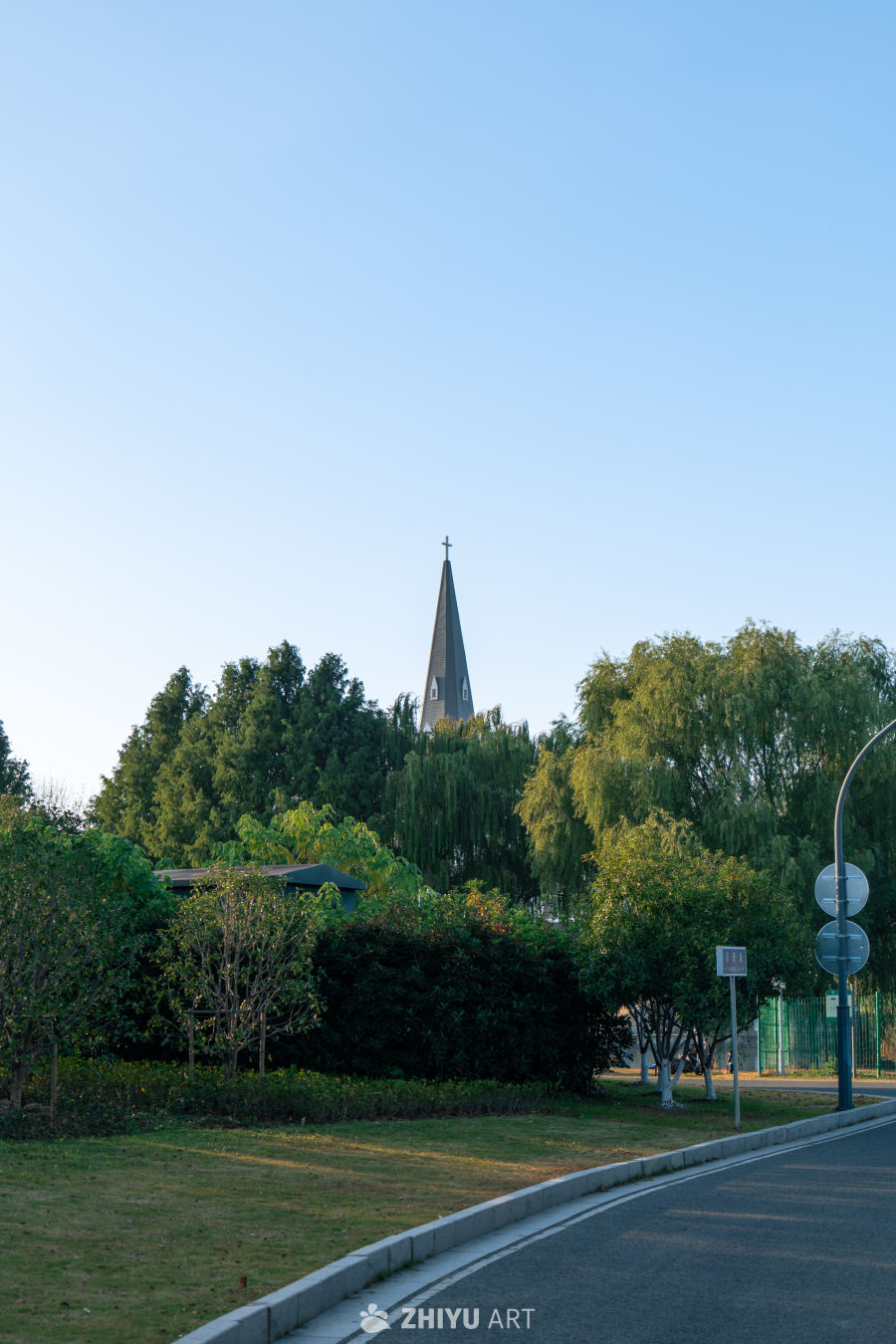 教堂尖塔与绿树掩映之路
