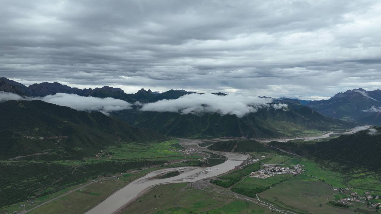 西藏航拍美丽峡谷与河谷风景