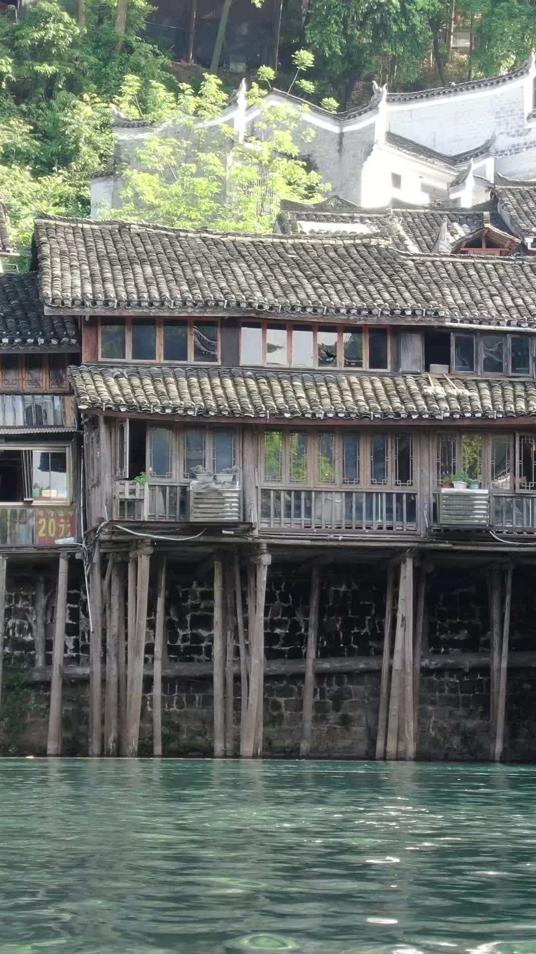 古韵河畔的宁静时光