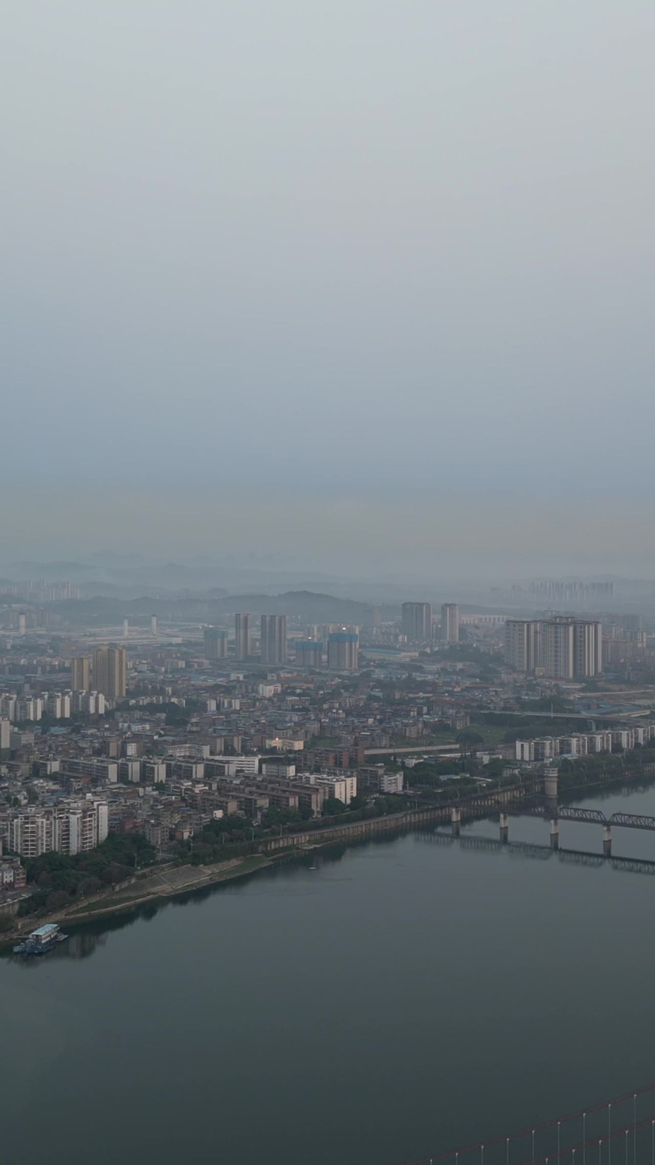 晨雾中的城市风光