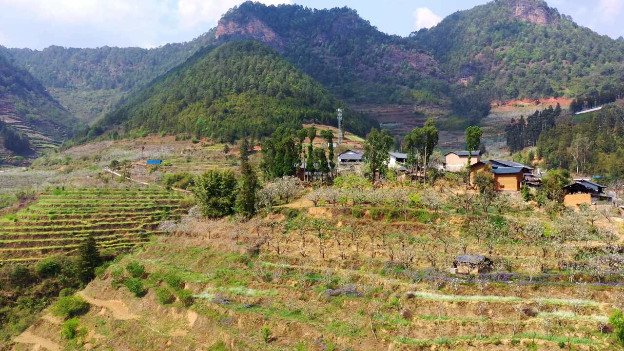 山间梯田与村庄