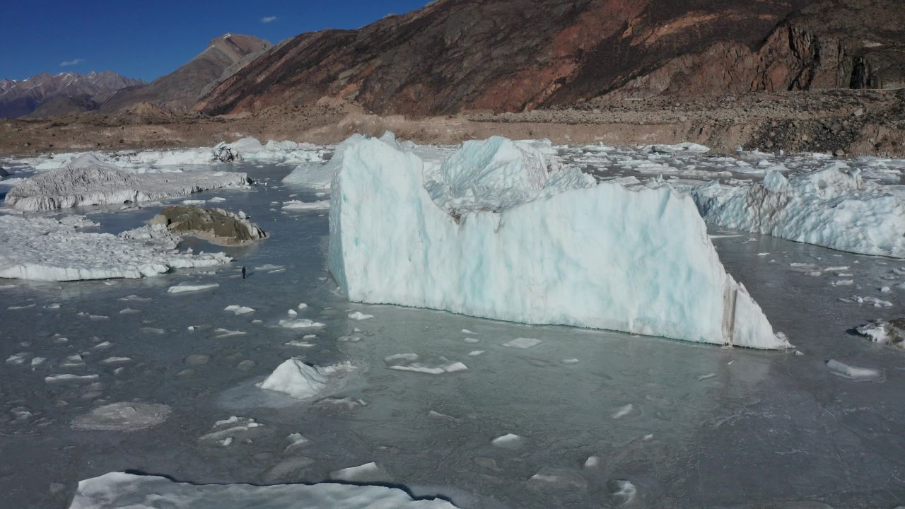 航拍冬天的西藏来古冰川