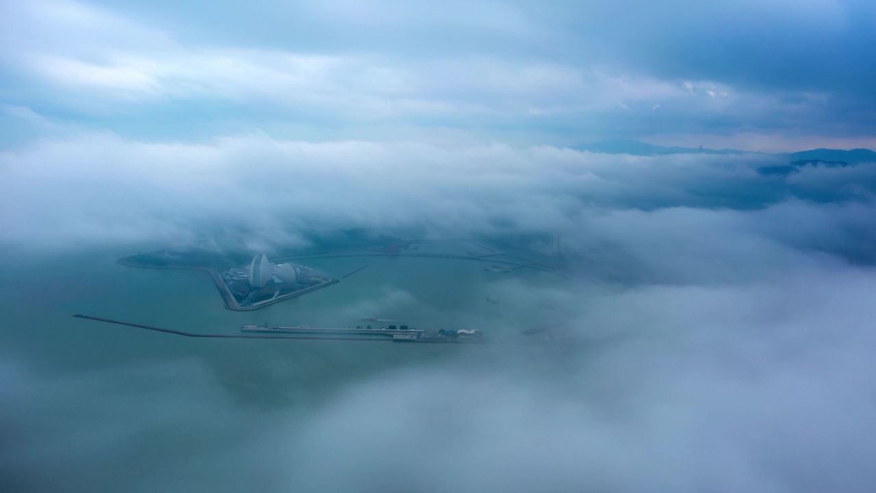 珠海空中俯瞰云海中的城市与山林 