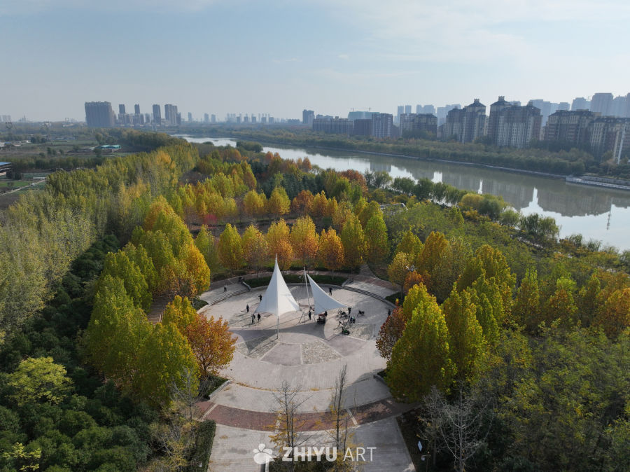 城市中的秋日公园