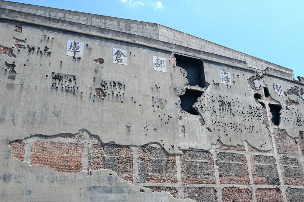 《八佰》电影中上海四行仓库布满单孔的墙面