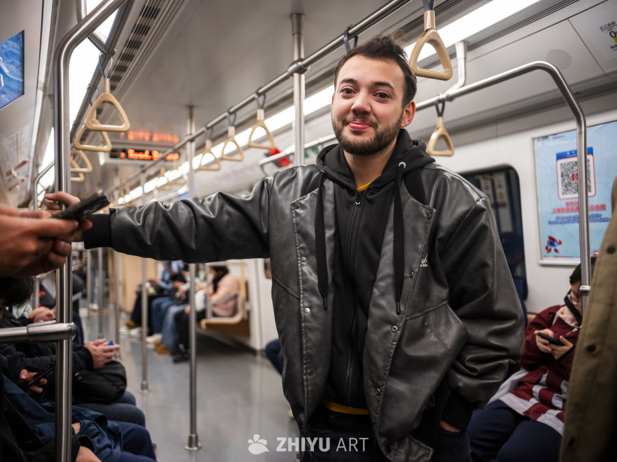 地铁上的微笑青年