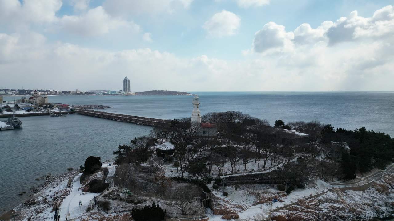 青岛市南海边老城区小青岛公园冬天雪景航拍 16