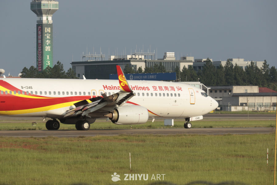 海南航空飞机在机场跑道上