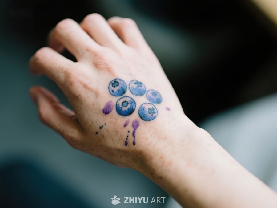 手背上绘有蓝莓图案的创意艺术 517