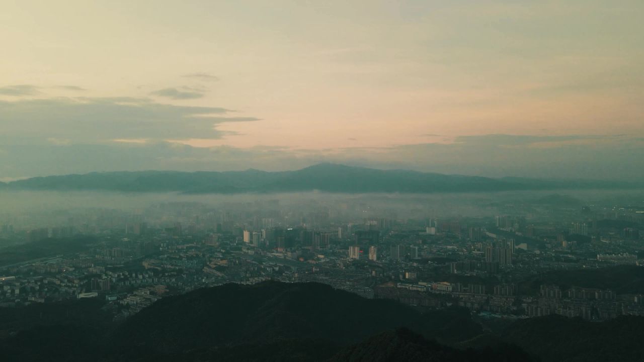 城市清晨日出迷雾航拍 