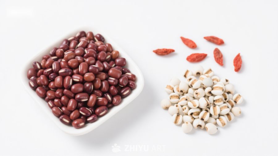 红豆、薏米与枸杞的健康食材组合