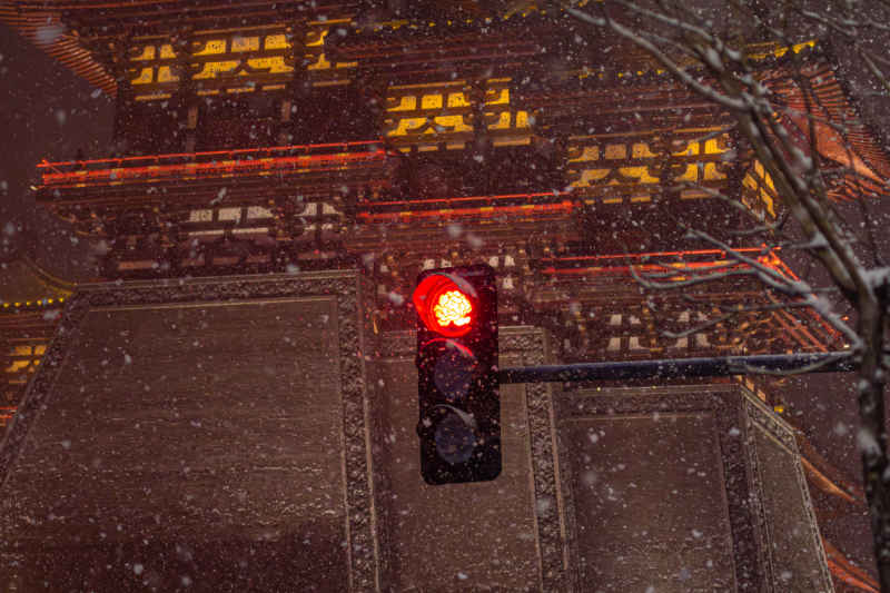红色牡丹花信号灯在雪中与应天门同框